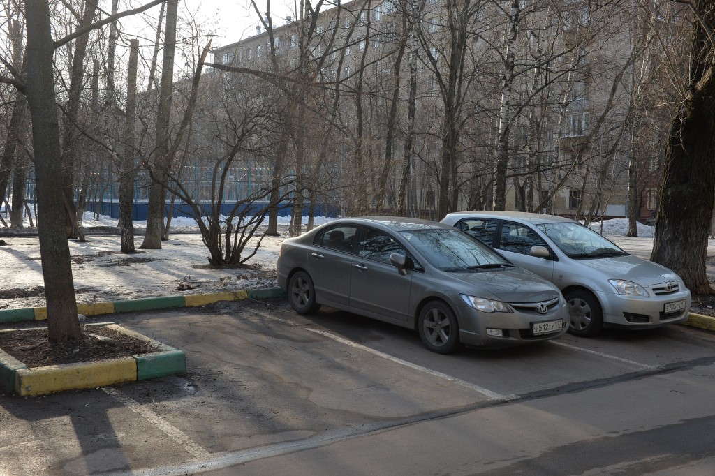 Жители Басманного района за три осенних месяца оформили более тысячи парковочных разрешений. Фото: &laquo;Вечерняя Москва&raquo;