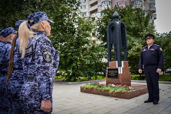 В Москве росгвардейцы почтили память погибших во время трагических событий 8 сентября 1999 года