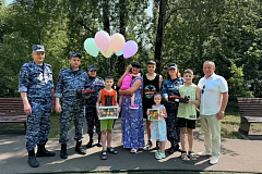 Ко Дню защиты детей столичные росгвардейцы посетили многодетную семью ветерана службы