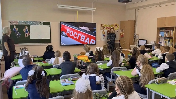 Московские росгвардейцы поздравили школьников и студентов с Днём знаний