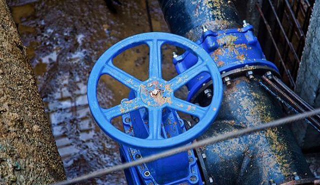 Участок сети водоснабжения в районе начали перекладывать