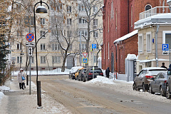 У жилого дома в районе упорядочили парковку